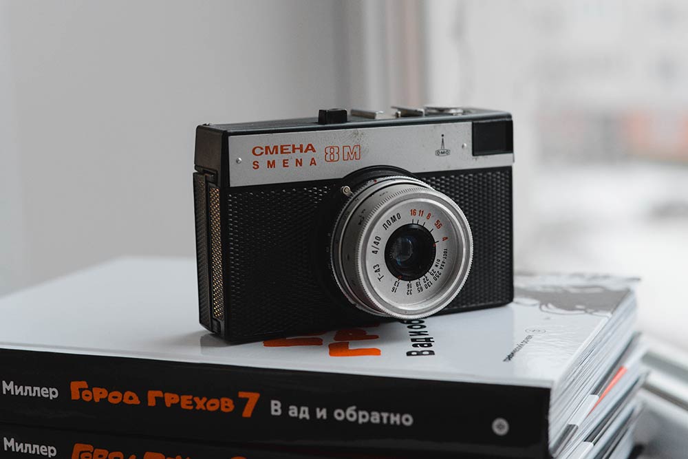 «Смена⁠-⁠8М» — хорошая альтернатива мыльницам. Самый массовый фотоаппарат, выпущенный в СССР. Плюс на нем можно делать двойную экспозицию — снимать на один и тот же участок пленки дважды