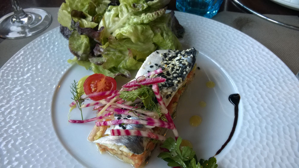 Закуска в ресторане: сардина, фаршированная овощами в маринаде