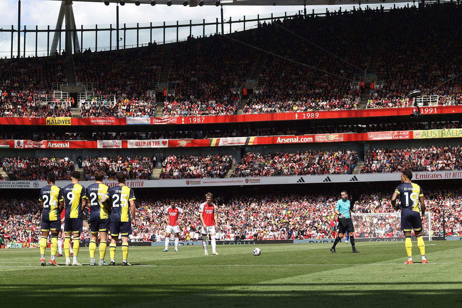 Мартин Эдегор из «Арсенала» готовится выполнить штрафной удар во время матча премьер⁠-⁠лиги между «Арсеналом» и АФК «Борнмут» на лондонском стадионе «Эмирейтс» 4 мая 2024 года. Фотография: Mark Leech / Offside / Contributor / Getty Images