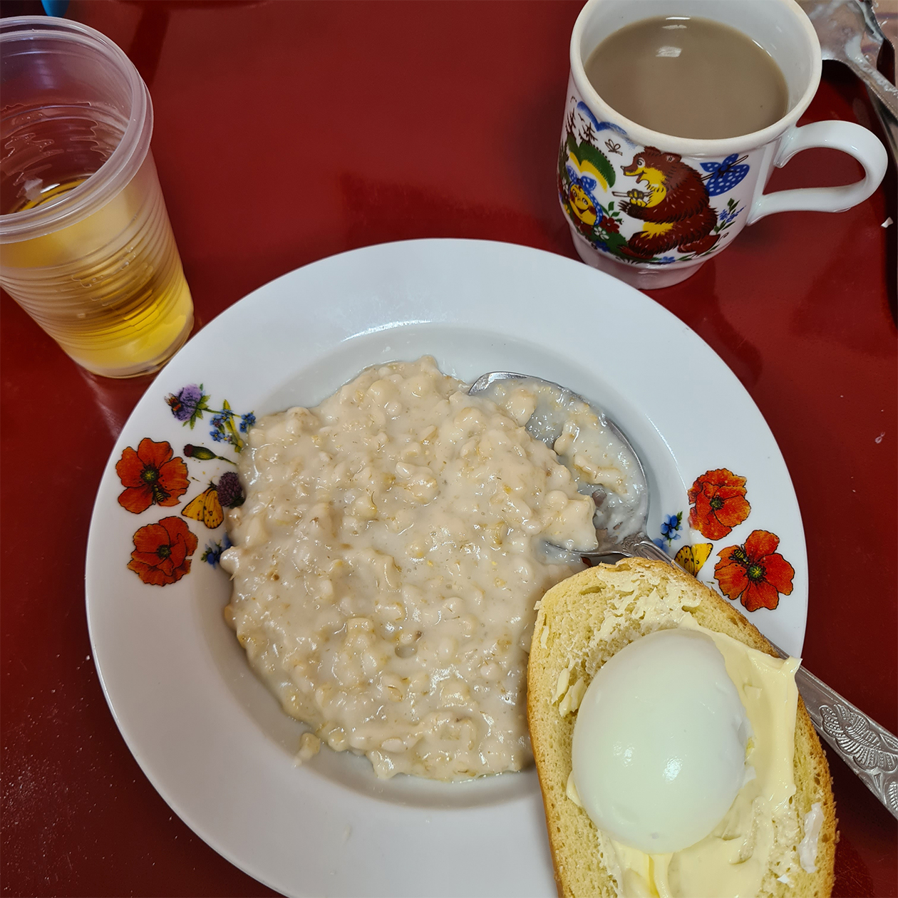 Завтрак: овсяная каша, бутерброд с маслом, яйцо, кофейный напиток и сок