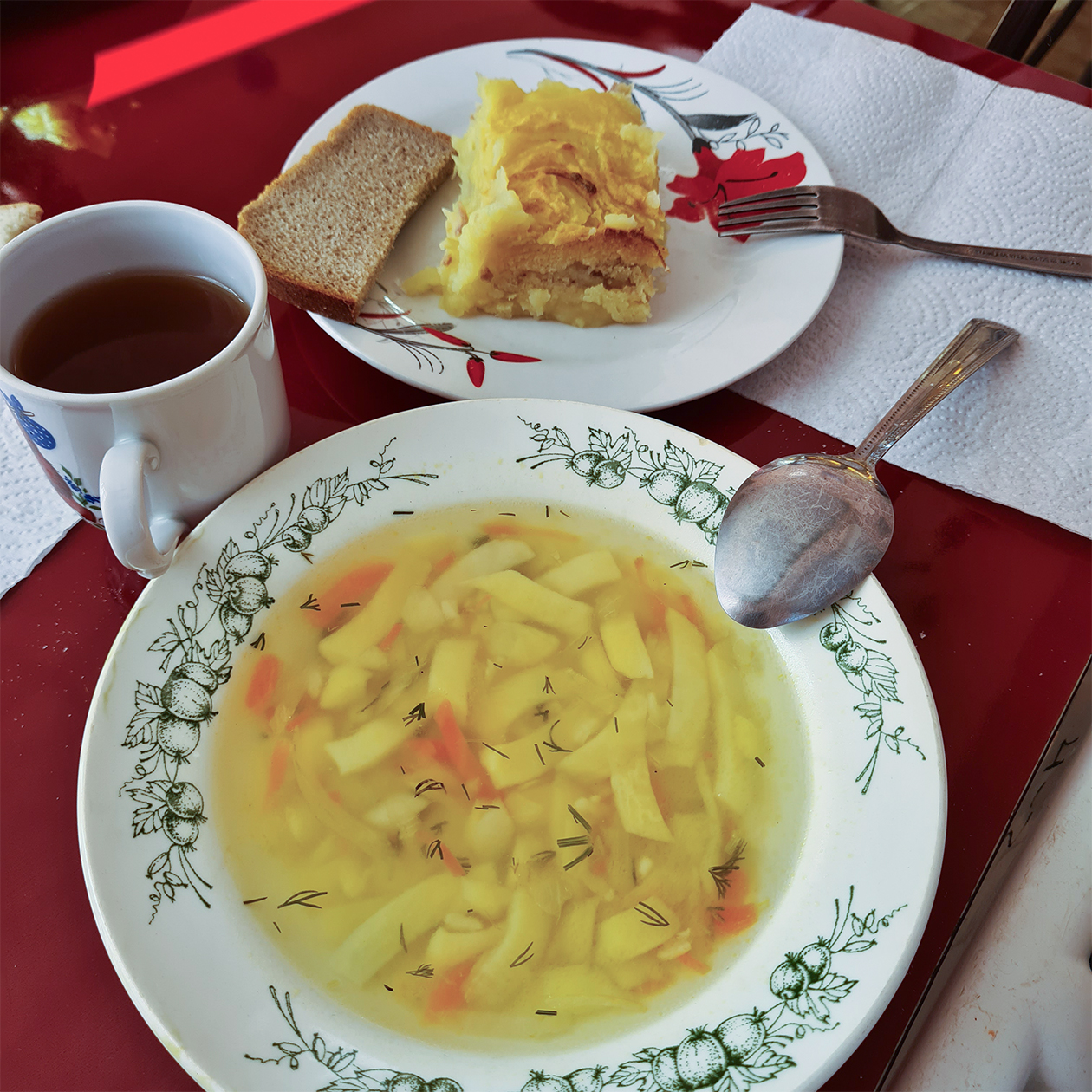 Обед: картофельный суп на овощном бульоне, картофельная запеканка, хлеб, компот