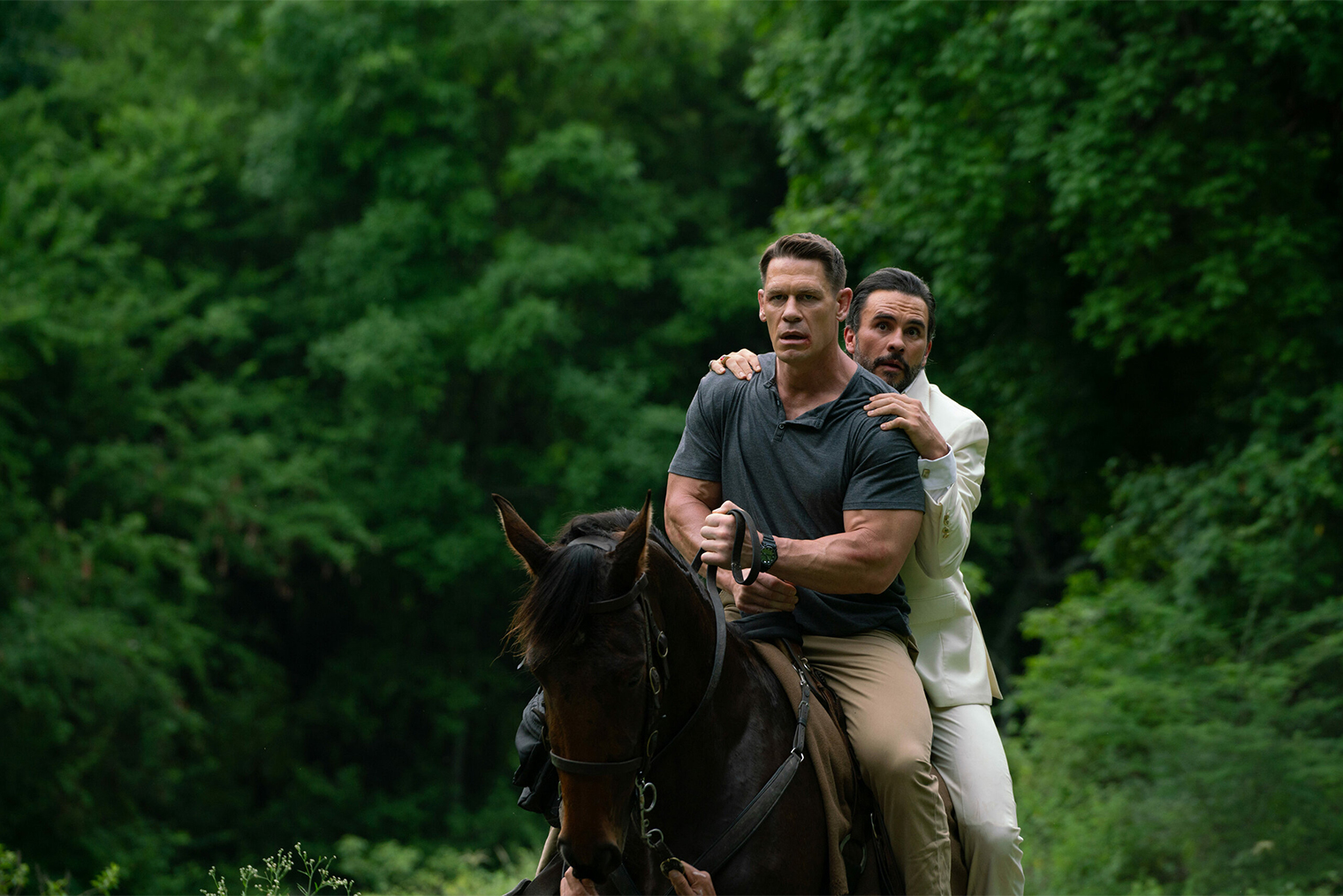 В фильме Джон Сина нереалистично быстро мчит от преступников на лошади. Его не могут догнать даже джипы