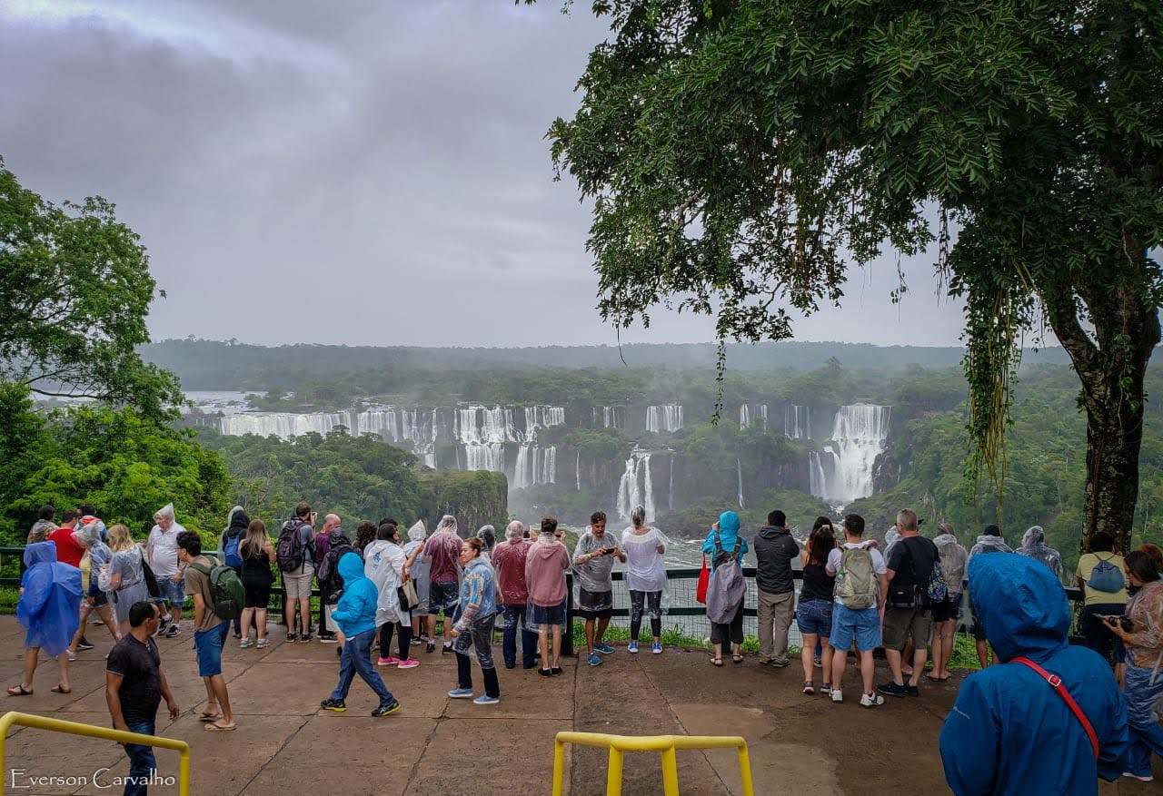У входа на смотровые дорожки водопадов Игуасу