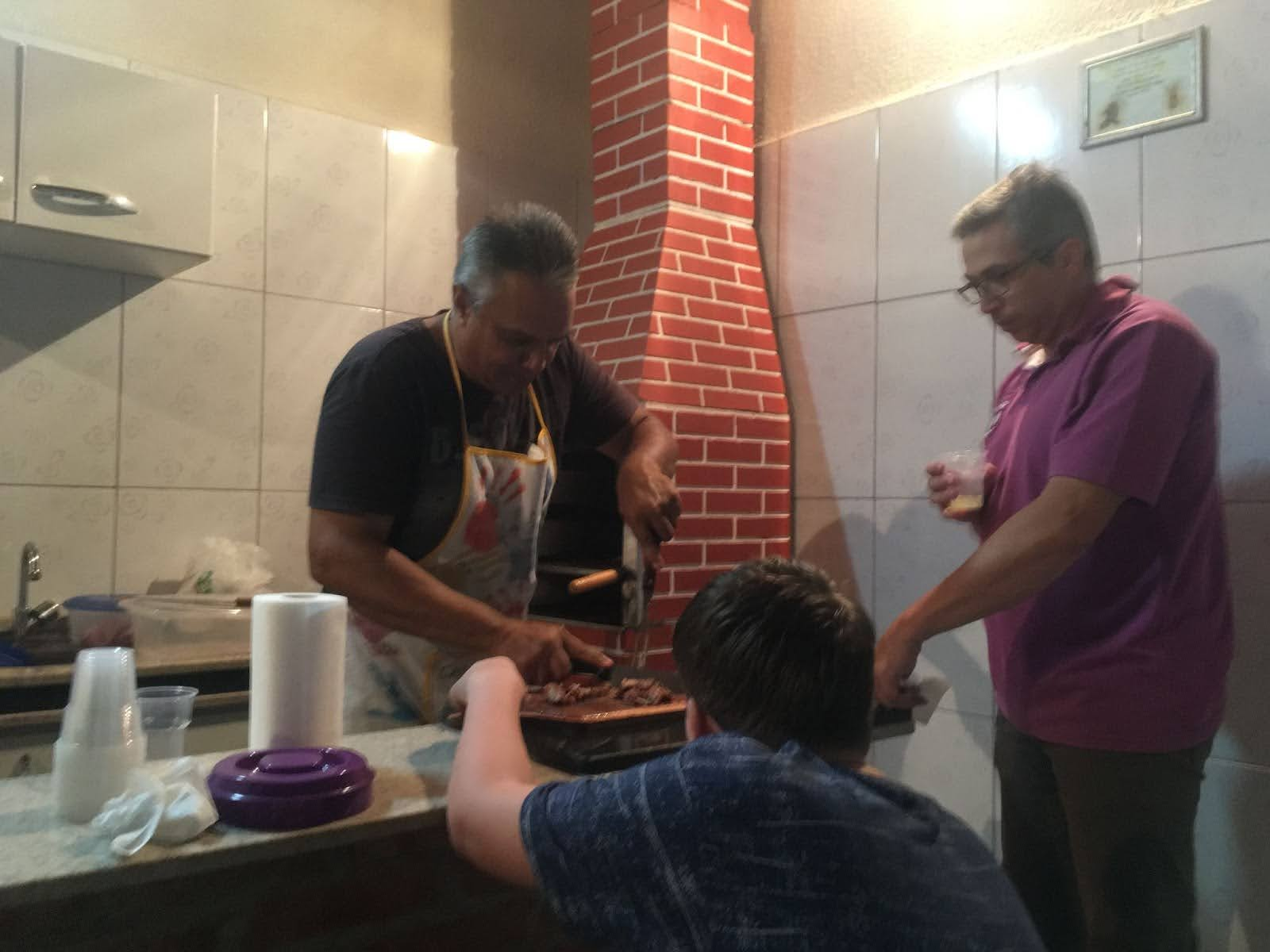 Вот так выглядит печь для шашлыков. Мы — гостях у друга-полицейского. Помогаем готовить и есть шашлык. Есть здесь предпочитают сразу — с пылу с жару