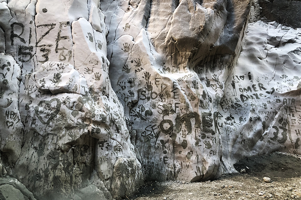 На дне каньона — глина, ее используют для оригинальных граффити