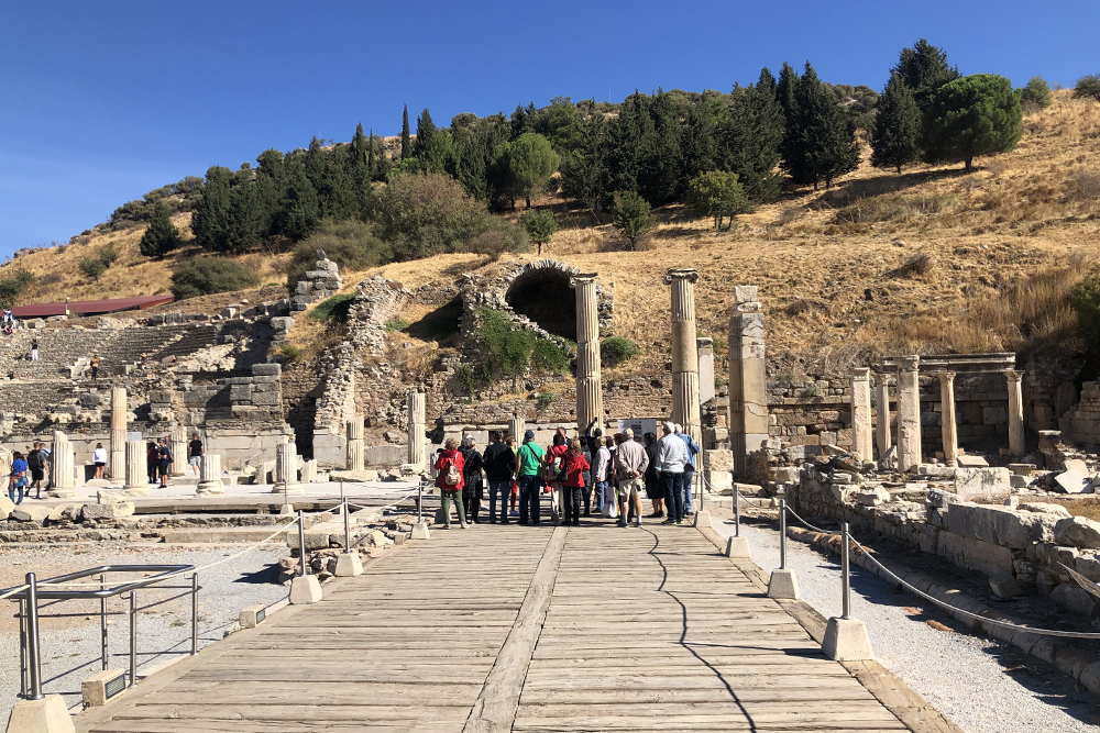 Ближе к обеду туристы в Эфесе все⁠-⁠таки появляются