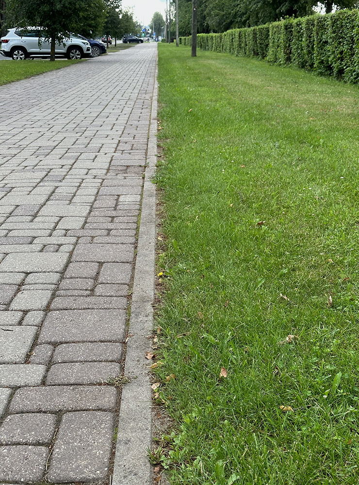 Работники городских служб каждый год подрезают траву по линии бордюра, чтобы она не залезала на брусчатку. Из таких мелочей складывается общее приятное впечатление от городов