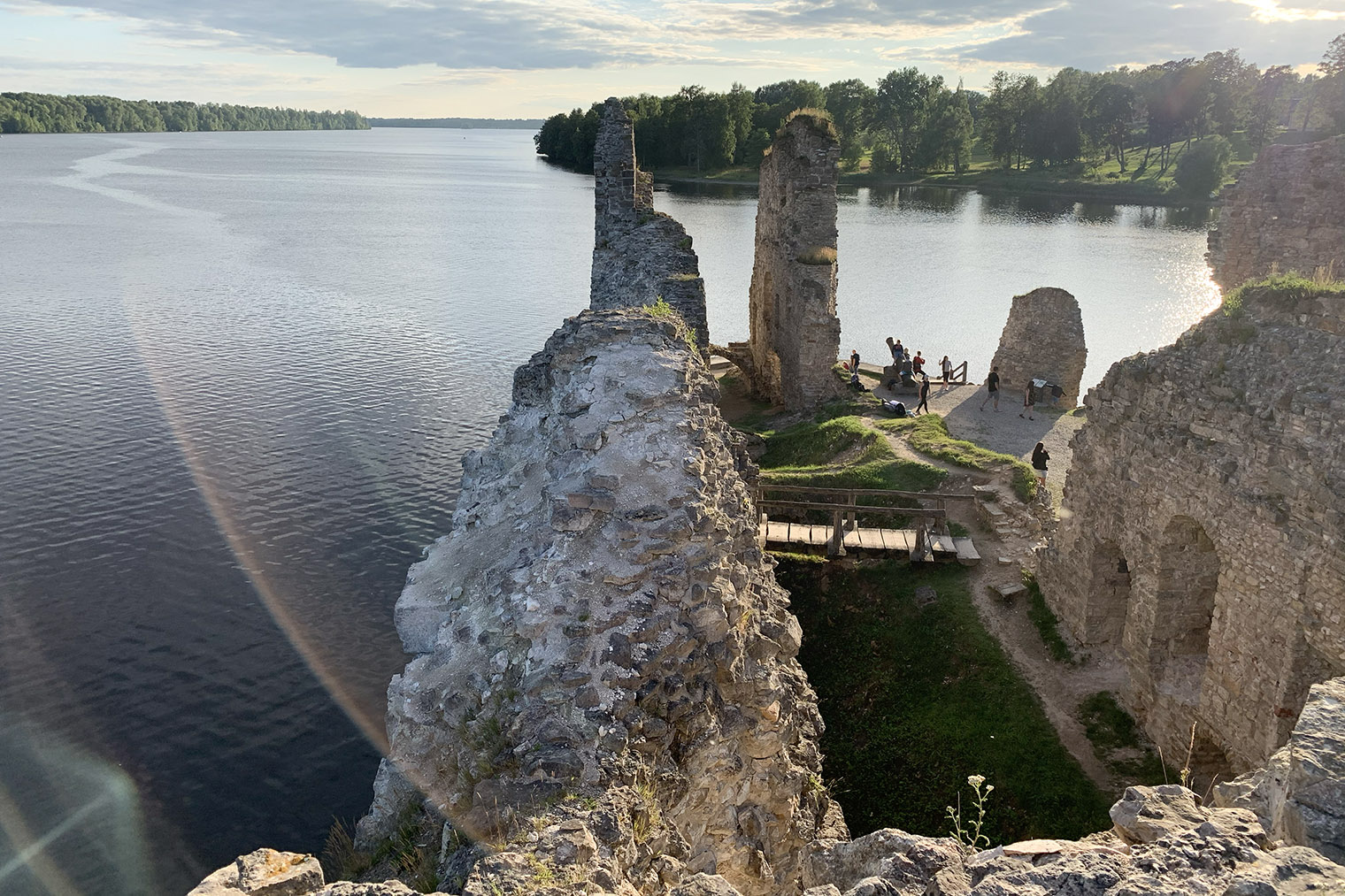 Руины Ливонского замка в Кокнесе на берегу реки Даугавы