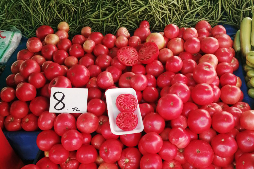 В конце июня 2022 года спелые помидоры в Турции стоили всего 8 TRY за килограмм. С тех пор цены немного выросли, и в августе они стоят уже 10 TRY за килограмм. Добавляю их к обеду и делаю салаты на ужин