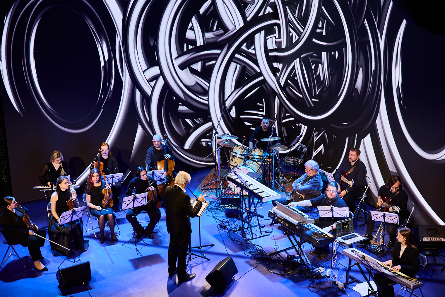 Некоторые фильмы и выступления сопровождаются мультимедийными эффектами и живой музыкой