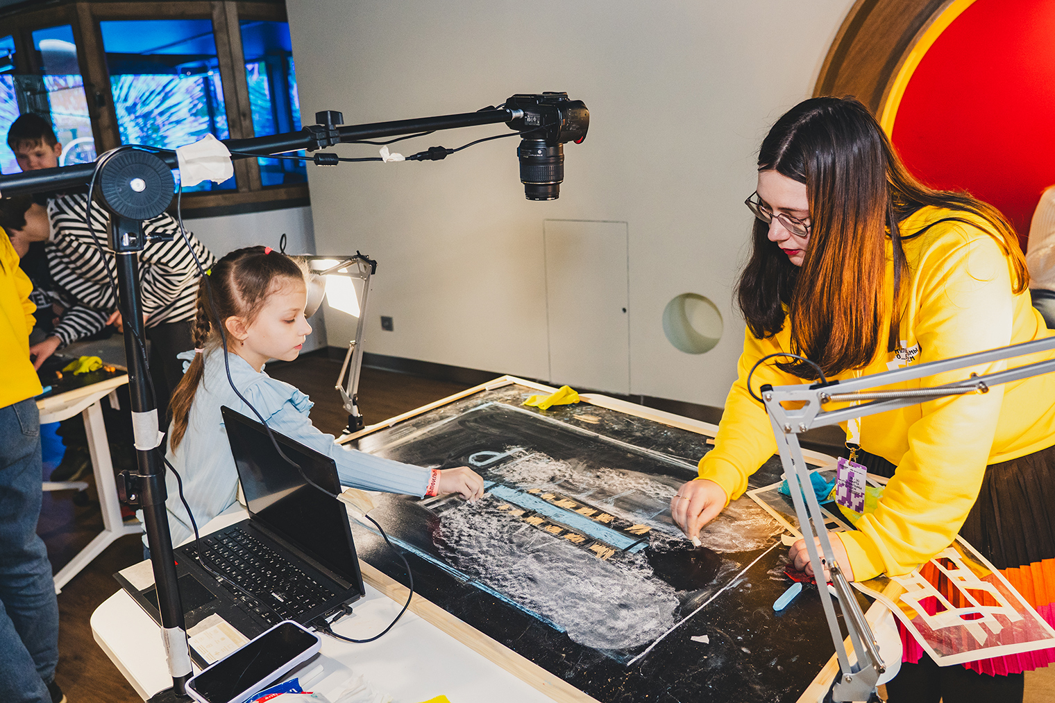 На мастер-классах аниматоры показывают, как выставлять свет, работать с камерой и собирать сцену покадрово — как в настоящем производстве мультфильмов