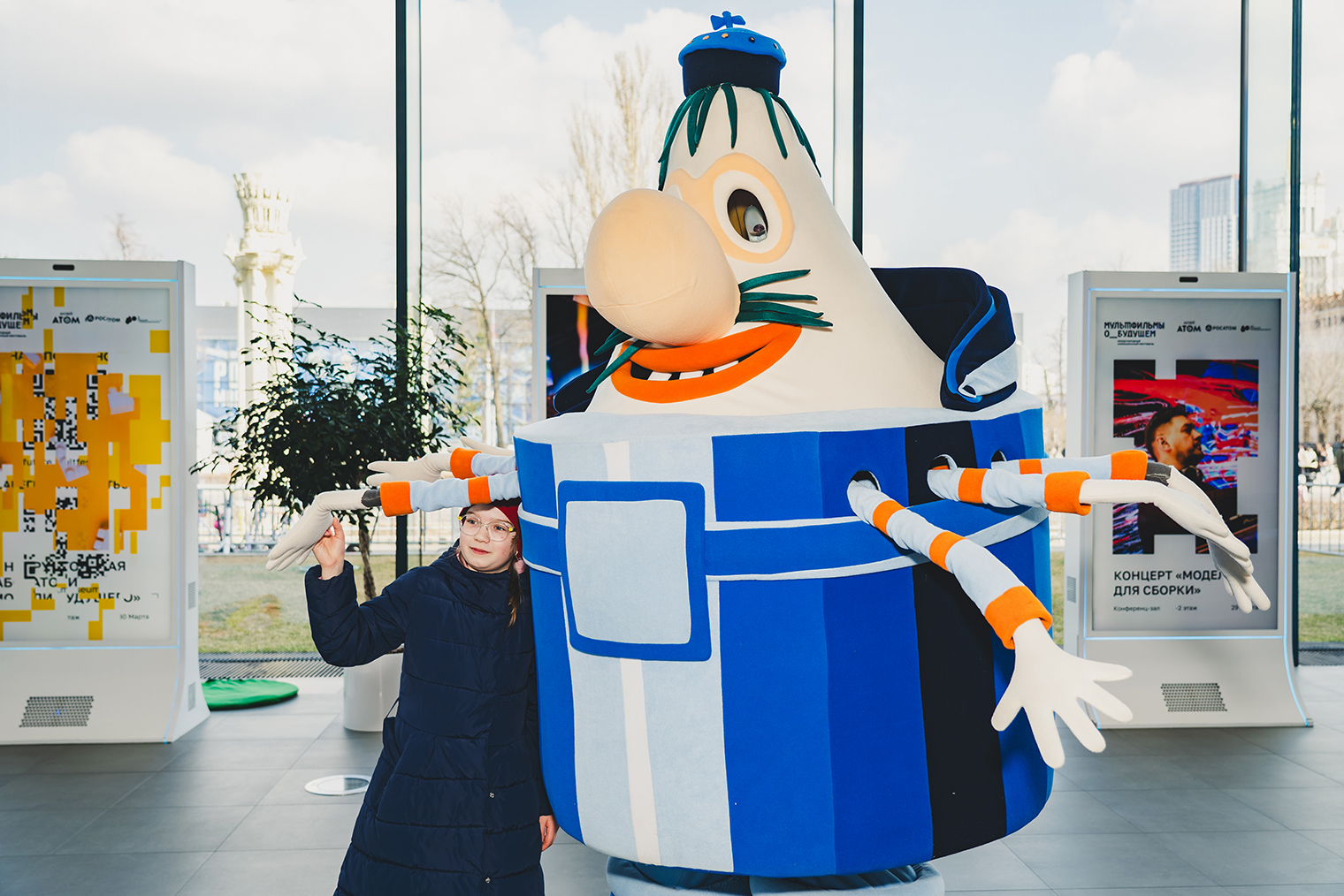 Увидеть персонажей мультфильмов можно в разных точках фойе, а не только в одном месте