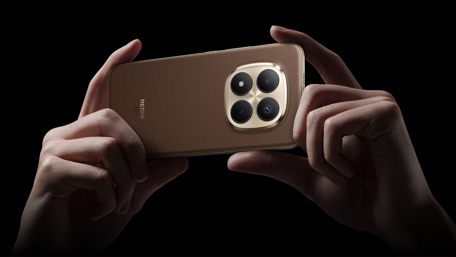 У Redmi Note 15 Pro+ 5G в расцветке «коричневый мокко» текстурированная задняя панель