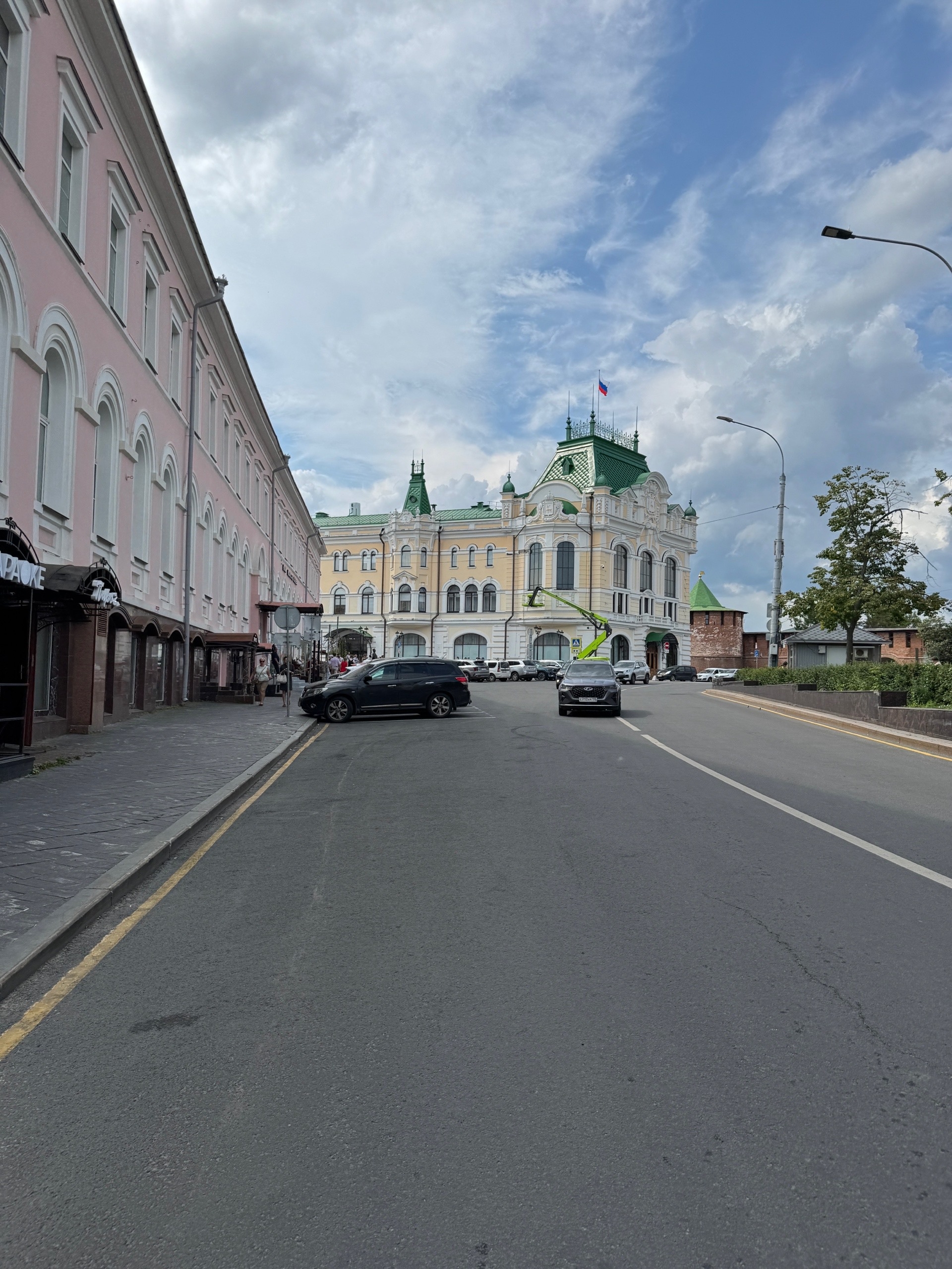 Рядом с Кремлем много красивых зданий.
