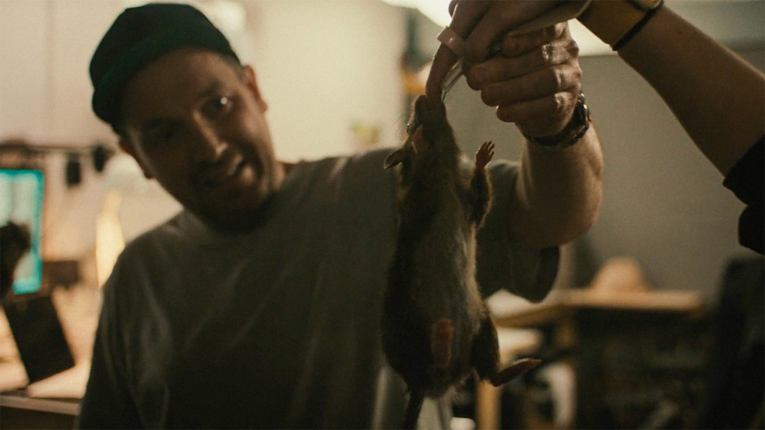 Авторы используют два манекена для Коросты: один реалистично бегает, а другой убедительно кусает и висит на пальцах