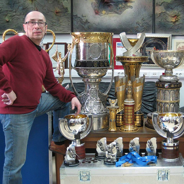 Большая часть трофеев КХЛ создана в студии Владимира Майзеля. Источник: КХЛ