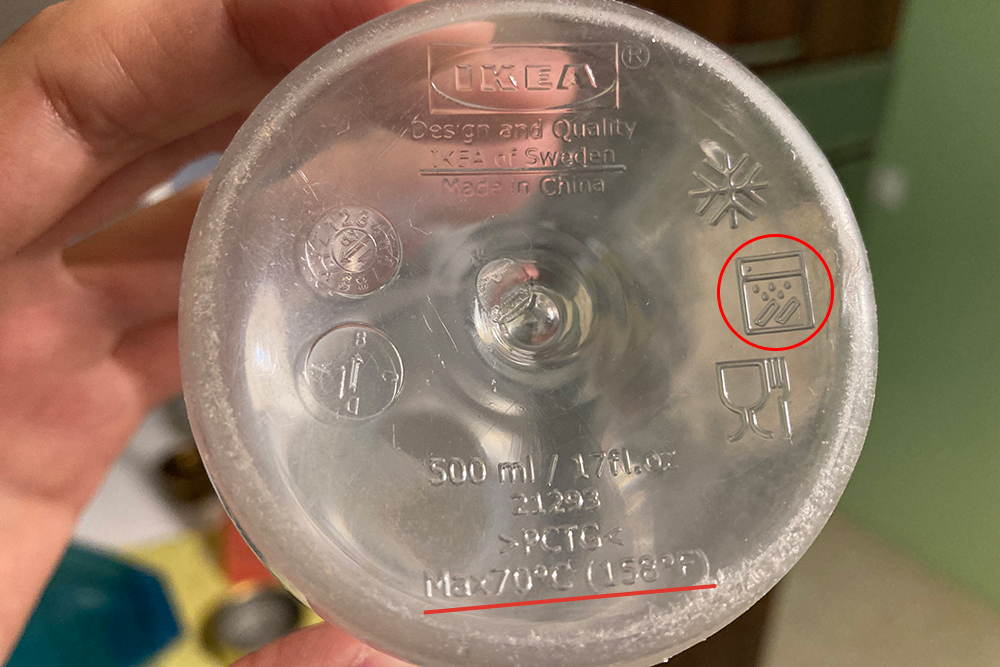 На бутылке для воды из «Икеи» есть значок посудомоечной машины. Здесь же указана максимальная температура, которую бутылка выдерживает