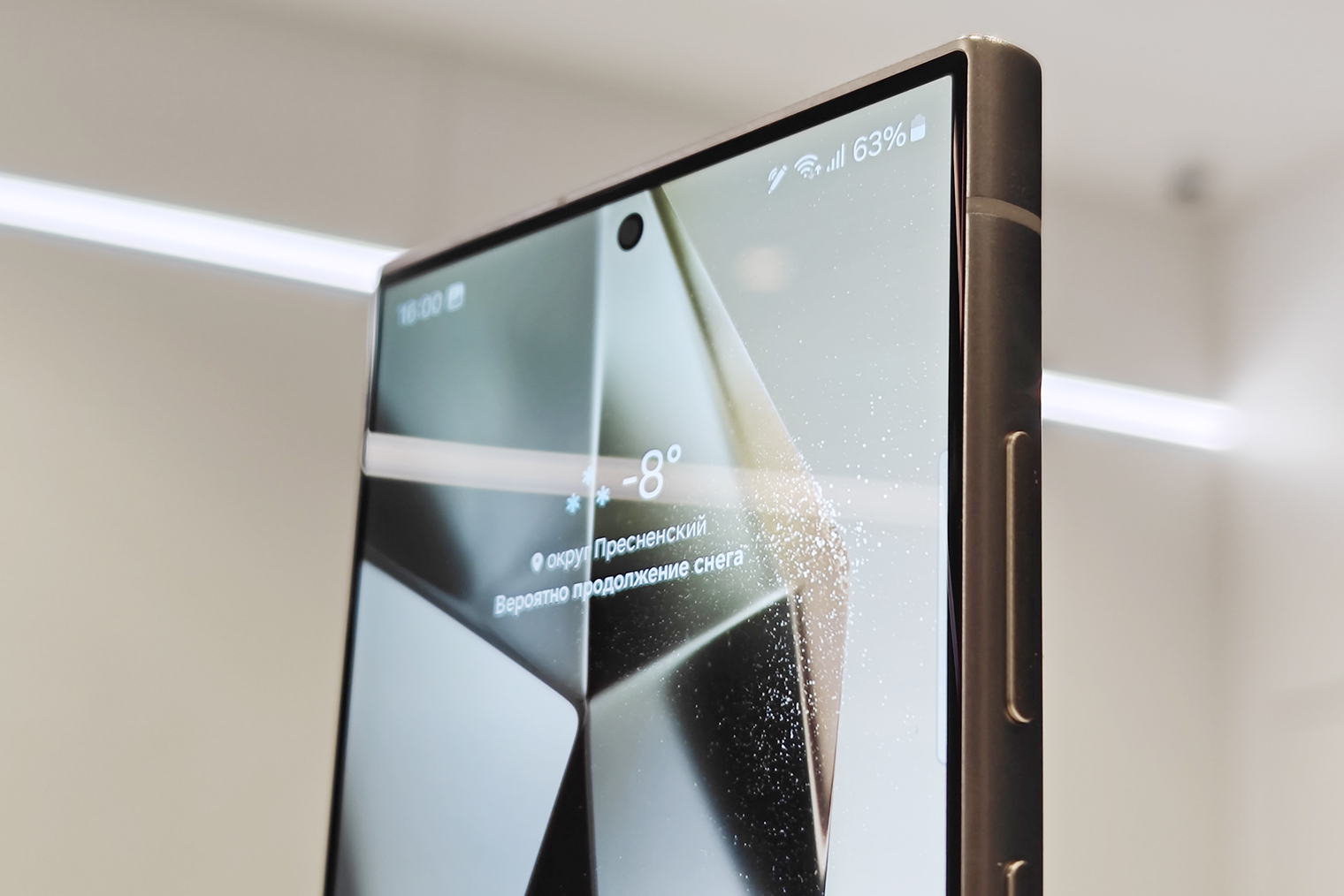 На Galaxy S24 Ultra непривычно видеть плоский экран. Но рамки у него ощутимо тоньше, чем у iPhone 15 Pro Max