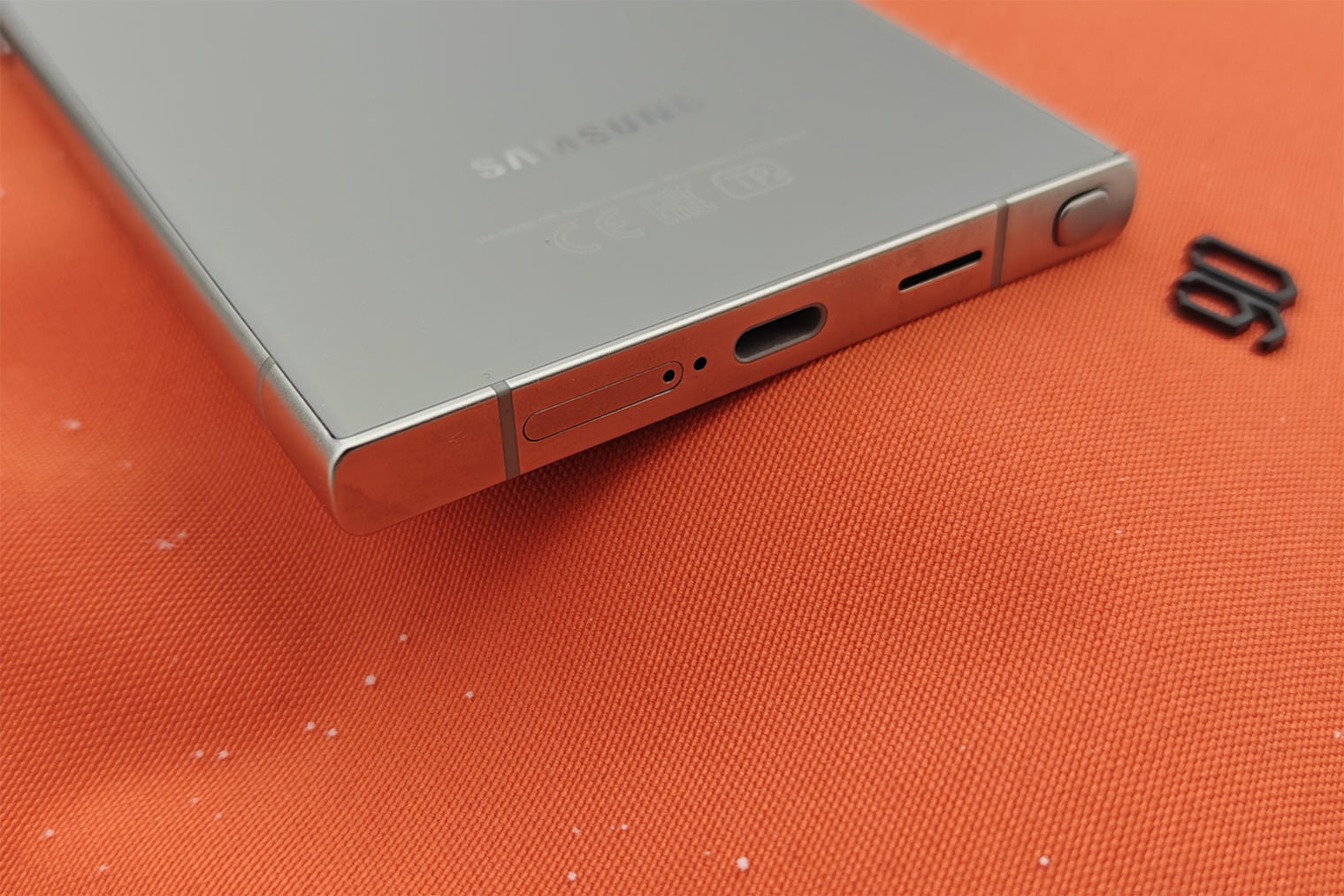 У Galaxy S24 Ultra разъем зарядки четко по центру — мелочь, но у большинства смартфонов Samsung порт смещен к передней или задней панели