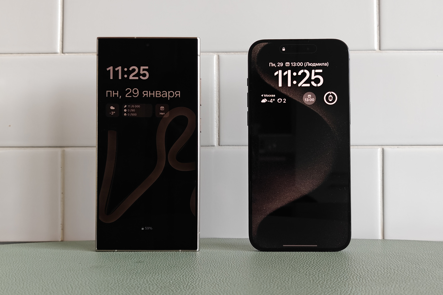 При прямом сравнении заметно, что экран Galaxy S24 Ultra бликует меньше, чем у iPhone 15 Pro Max
