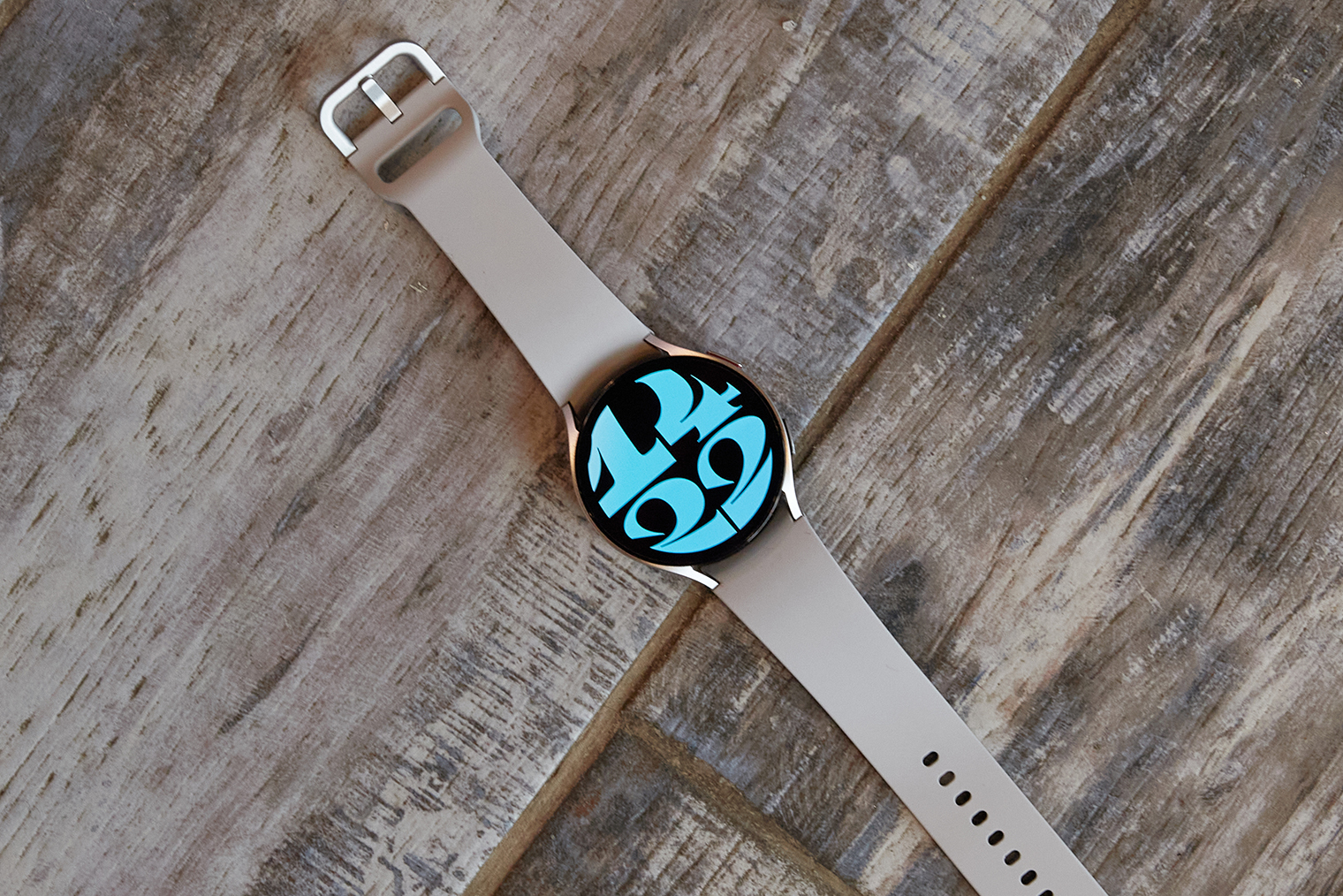 В плане дизайна часы ничем не выделяются и лишены экстравагантности. Это даже плюс: Galaxy Watch 6 хорошо смотрятся на любой руке