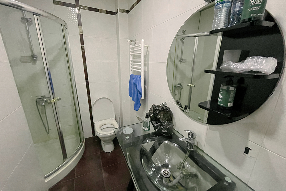 В туалетах — наследство отеля: раковины и душевые в стиле хайтек