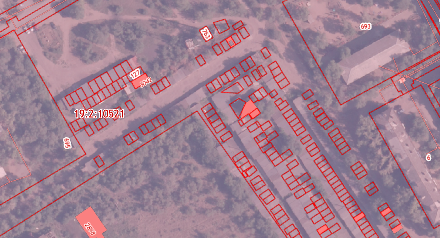 Так выглядит гаражный кооператив на кадастровой карте. Свободное пространство между красными квадратами — земля, право собственности на которую не оформлено