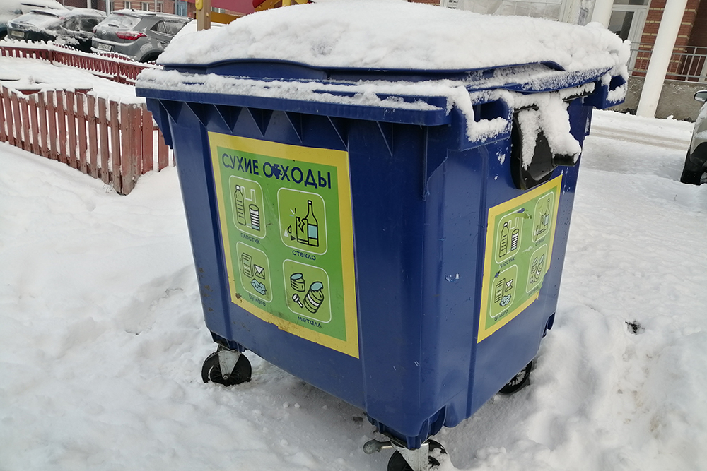 В Архангельске и области часто встречаются такие баки для перерабатываемых отходов. В них можно выкидывать пластик с маркировкой 1 и 2, стекло, металл и макулатуру