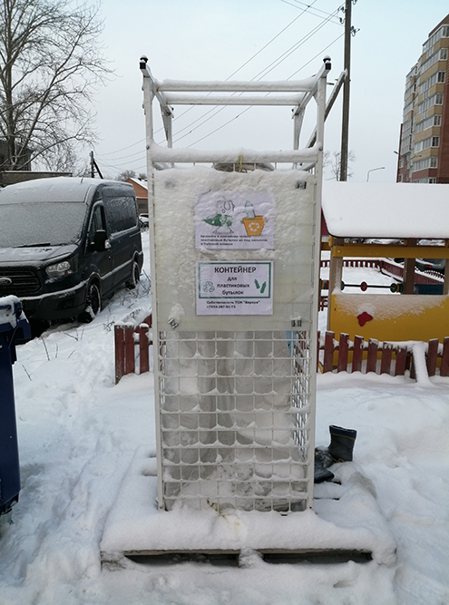 Один из домов в Архангельске установил свой контейнер для сбора пластиковых бутылок рядом с основными мусорными баками