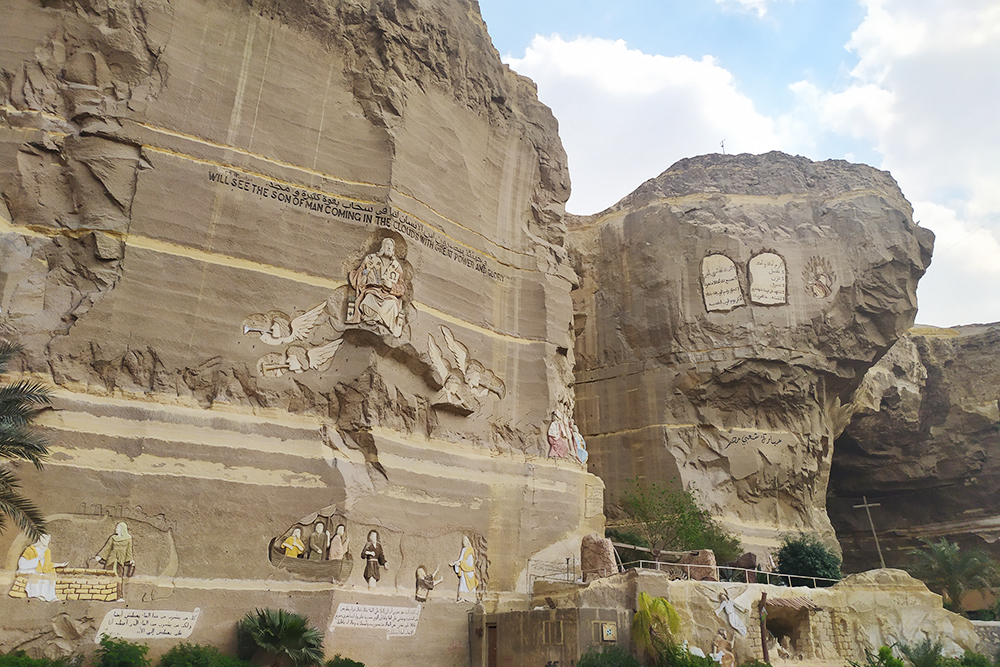Религиозные сцены высечены в скале