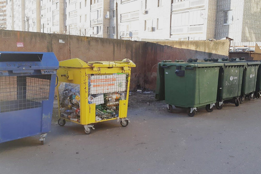 Одна из контейнерных площадок в Курске. Желтый контейнер — для пластиковых бутылок, синий — для макулатуры, зеленые — для обычного несортированного мусора