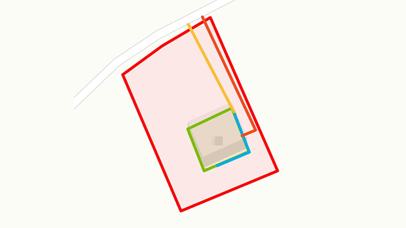 Мой ситуационный план получился таким. Красная линия — границы участка, зеленая — капитальные строения, например дом, баня или гараж, оранжевая — существующие и проектируемые коммуникации, желтая — газопровод под землей, а синий — по цоколю дома