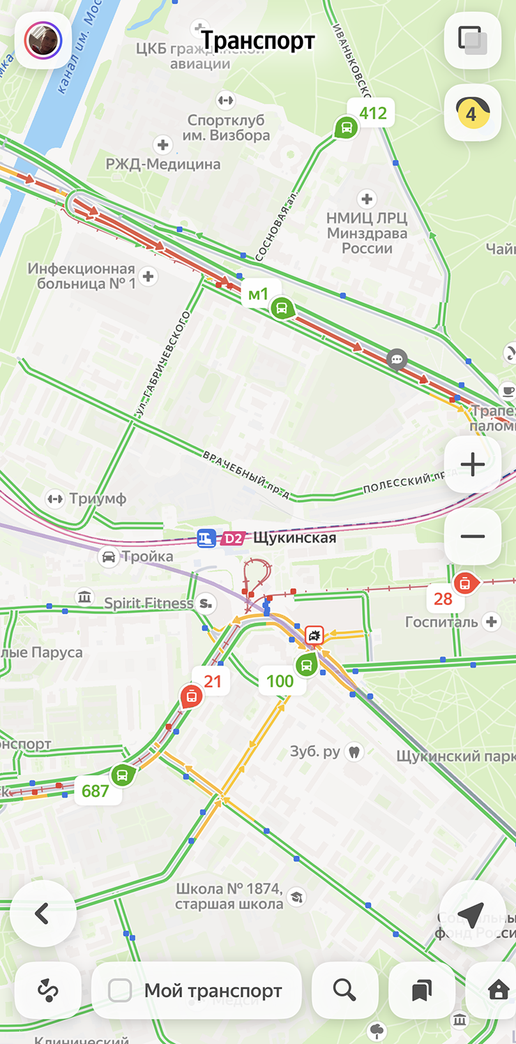 Движущийся транспорт в «Яндекс Картах» обозначили разными цветами: автобусы — зеленым, трамваи — красным