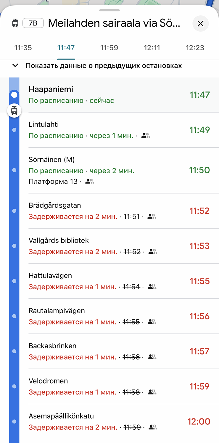 В «Гугл-картах» не видно движущийся транспорт на карте, но, если выбрать остановку, можно увидеть точное время прибытия автобуса или трамвая