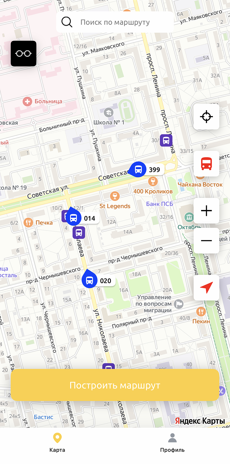 Приложение выделяет остановки фиолетовым цветом, маршруты — синим. Рядом каждым автобусом — номер маршрута