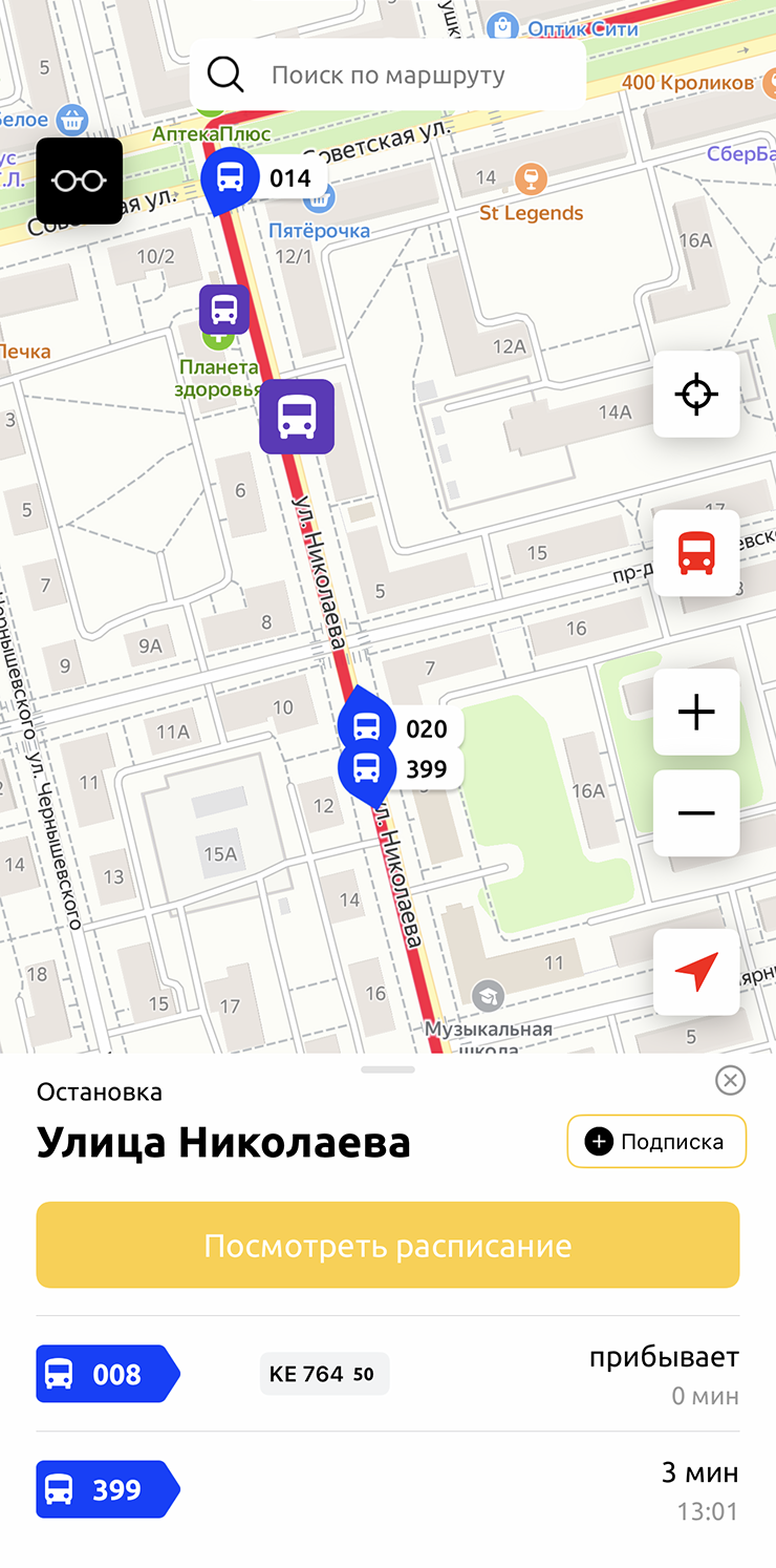 Приложение выделяет остановки фиолетовым цветом, маршруты — синим. Рядом каждым автобусом — номер маршрута