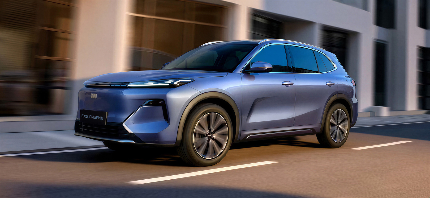Geely запустила про­дажи кроссо­вера EX5 EM-R — это под­заря­жае­мый гибрид по цене от 3,47 млн рублей