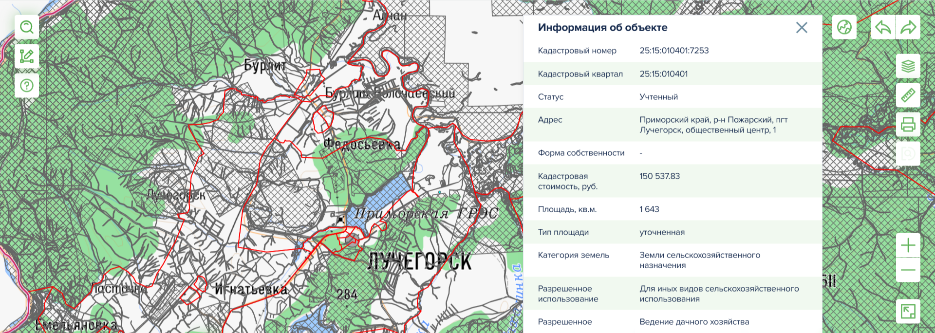 Можно выбрать участок и по карте. Например, этот подойдет на двоих. Недалеко расположены город и водоем — значит, потенциально есть возможность провести электричество и воду, построить дом и прописаться, а также иметь в доступности медицину, школу и работу