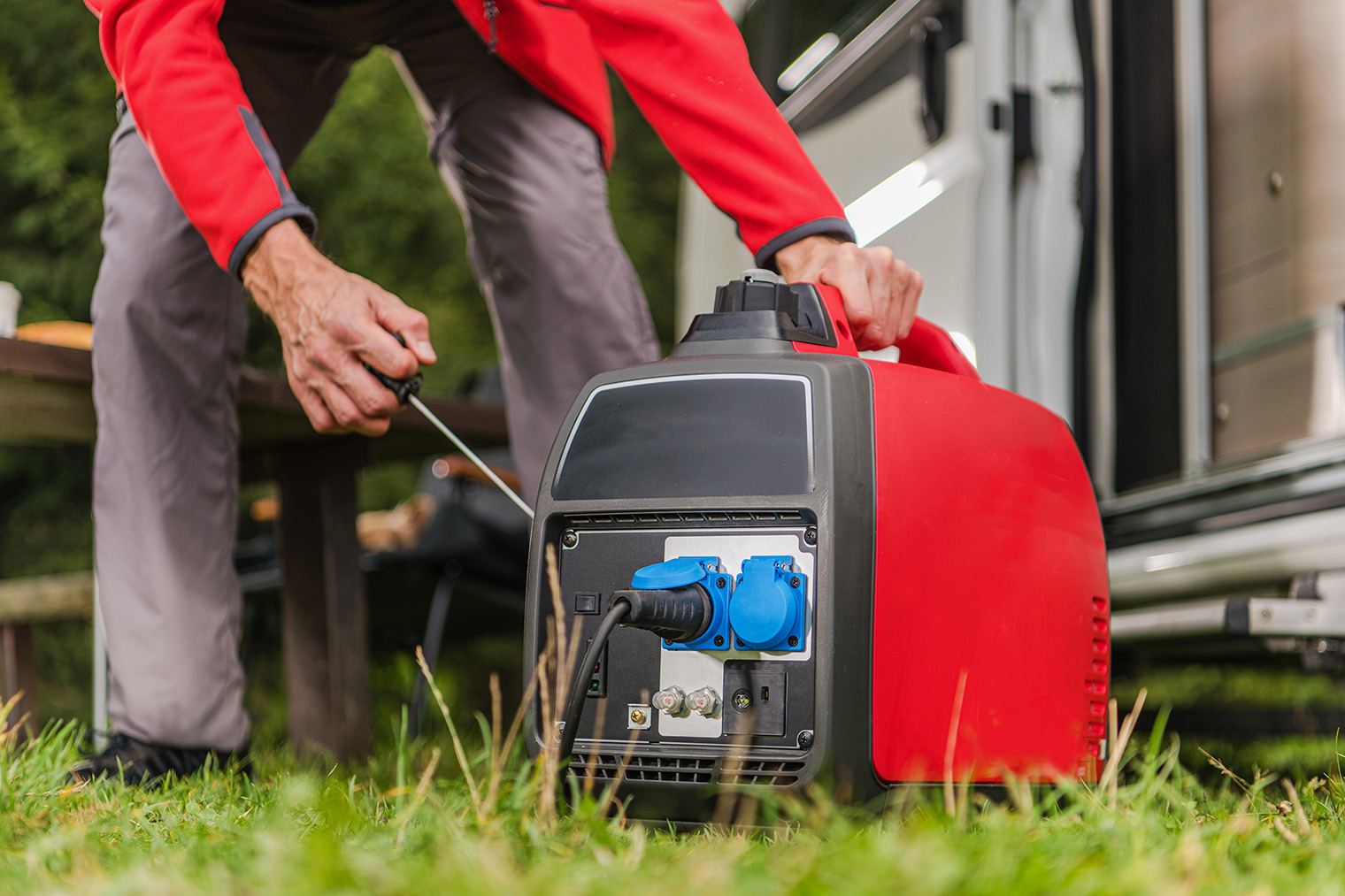 Портативный инверторный генератор можно возить с собой в багажнике и использовать для туристического лагеря. Фотография: Virrage Images / Shutterstock