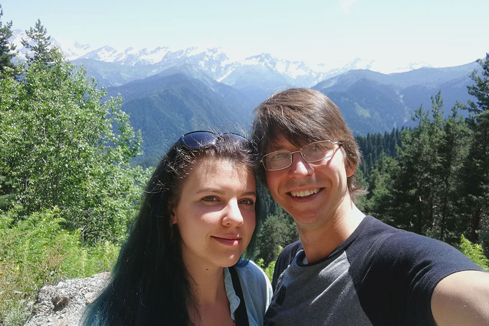 Мы с мужем на фоне грузинских гор в Сванетии