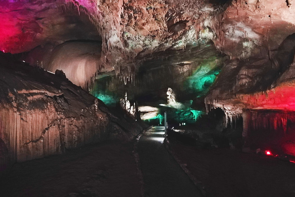 Пещера Прометея подсвечивается разными цветами — очень красиво