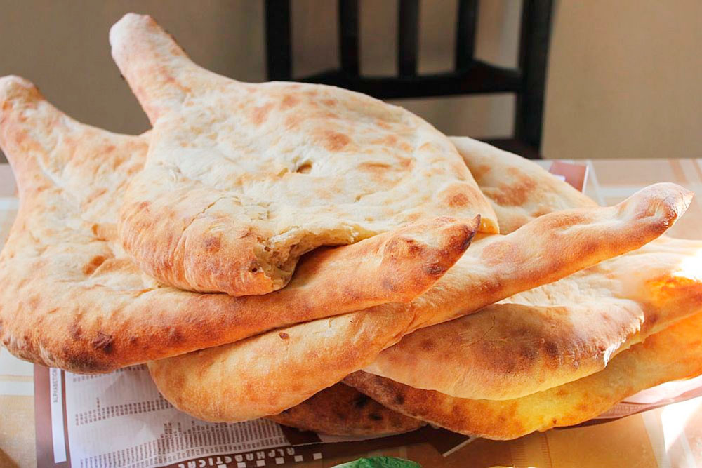 Грузинский хлеб пури такой вкусный, что можно съесть его целиком и не заметить