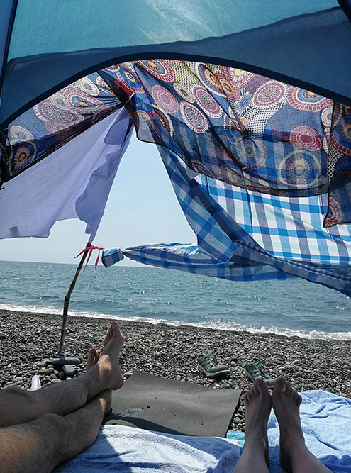 Вид из палатки на Черное батумское море. Было жарко, поэтому мы построили продолжение палатки из подручных средств: платка, футболки, рубашки, нескольких булавок и палок, найденных на пляже