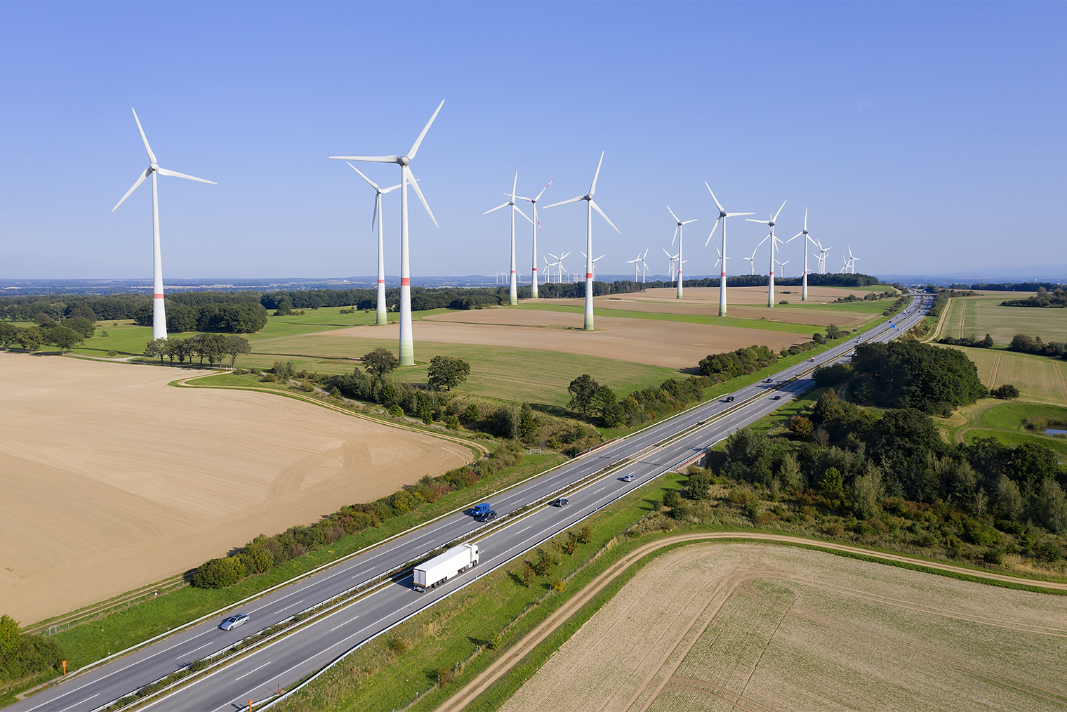 Германия занимает первое место в ЕС по производству электроэнергии. В 2022 году на ветряные станции пришлась четверть объема в энергобалансе страны. Фотография: Bim / Getty Images