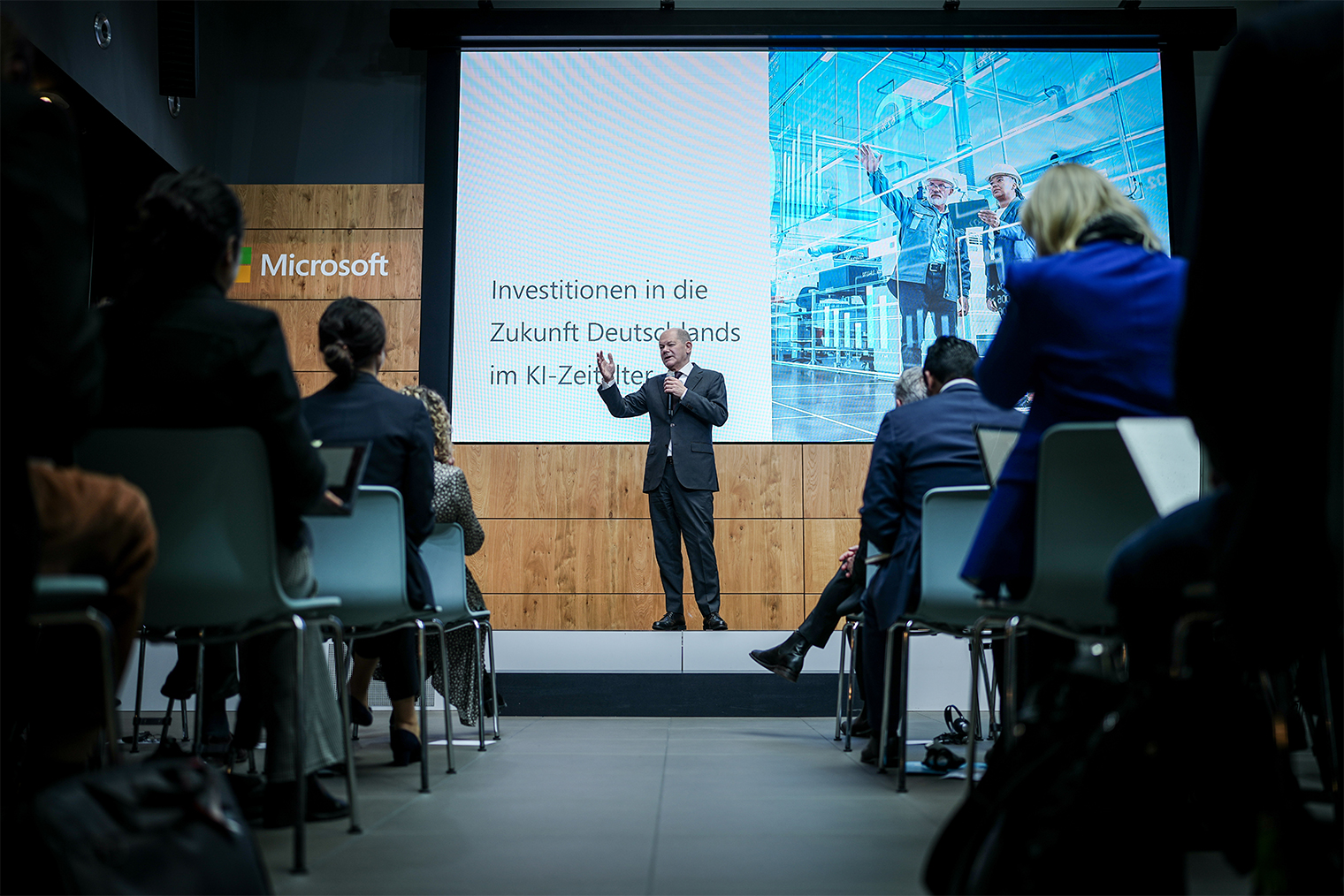 Канцлер Германии Олаф Шольц в офисе Microsoft в Берлине. Фотография: picture alliance / Getty Images