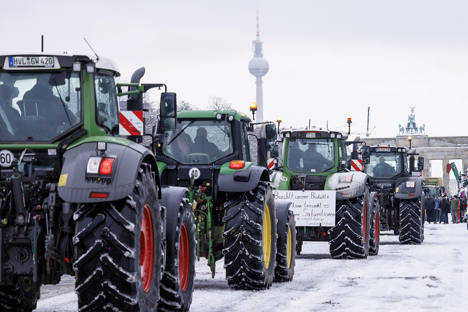 Протесты немецких фермеров на улицах Берлина в январе 2024 года. Фотография: picture alliance / Getty Images