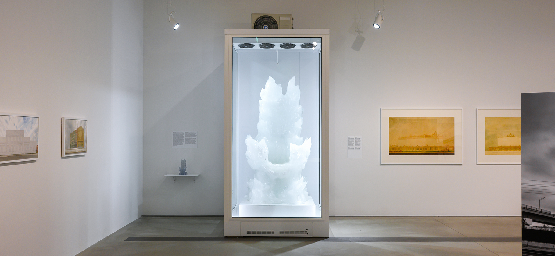 Трон изо льда и шедевры Коро­вина: в ГЭС⁠-⁠2​ в Москве открылась выставка, посвя­щен­ная холоду