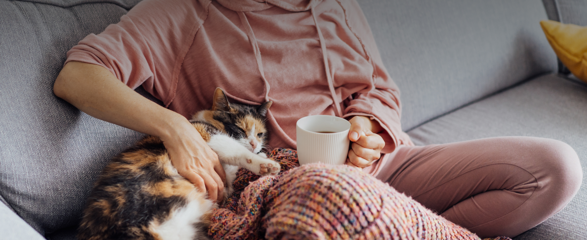 «Носки, толстовка и горячий чай»: 7 проверенных способов согреться дома в холодные дни