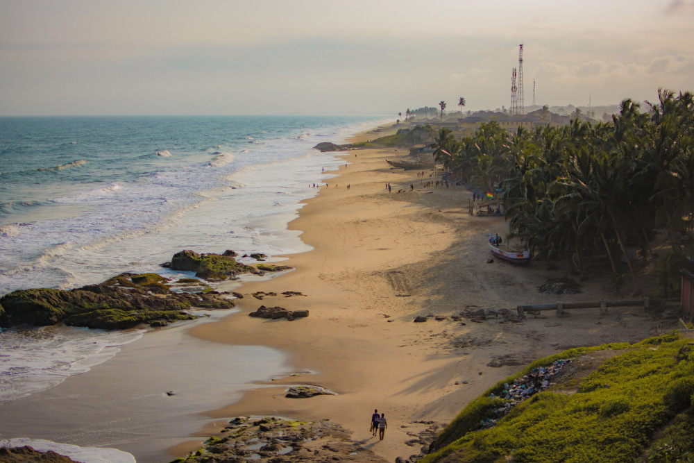 Местные говорят, что за классными пляжами лучше ехать в Кейп-Кост и Такоради. Фото: Jared Poledna / Unsplash