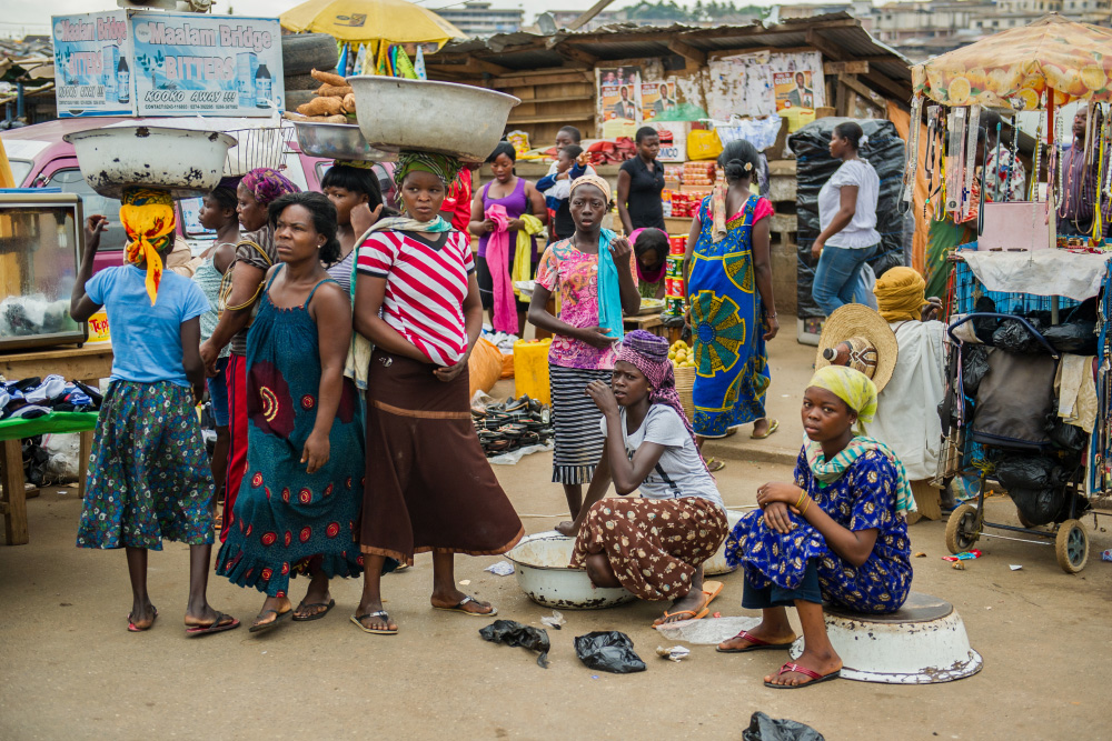 Меня восхищает способность ганцев носить груз на голове. Так умеют не только торговцы. Поклажа может весить 5⁠—⁠10 килограммов, но они очень маневренно с ней управляются. Фото: Anton_Ivanov / Shutterstock